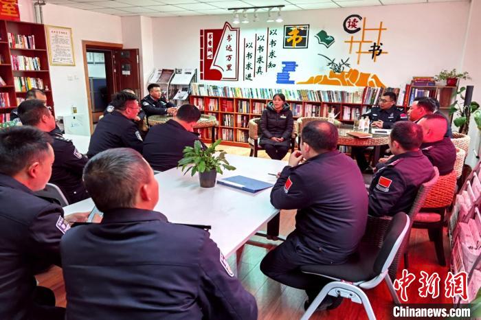 圖為亞?wèn)|出入境邊防檢查站民警與銀行業(yè)務(wù)人員進(jìn)行金融知識(shí)深入交流?！『?攝