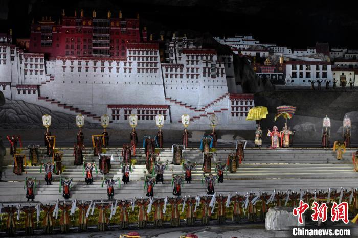 3月17日，西藏拉薩，《文成公主》大型史詩(shī)劇演出現(xiàn)場(chǎng)?！±盍?攝