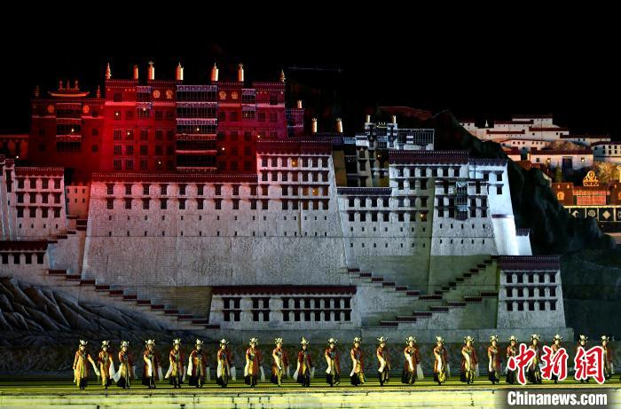 3月17日，西藏拉薩，《文成公主》大型史詩(shī)劇演出現(xiàn)場(chǎng)。　李林 攝