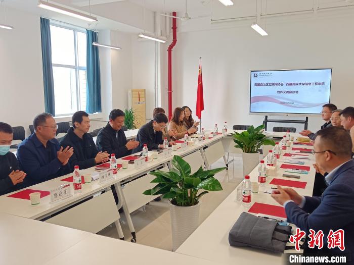 圖為座談會(huì)議現(xiàn)場(chǎng)?！「裆?攝