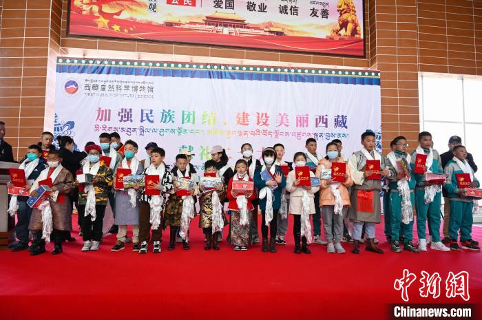 圖為部分獲獎學(xué)生合影?！≮w朗 攝