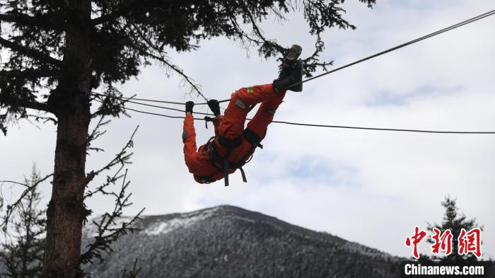 正在進(jìn)行橫渡訓(xùn)練?！∥骼@拉翁 攝