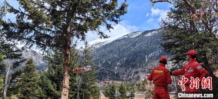 正在進(jìn)行斜向救援?！∥骼@拉翁 攝
