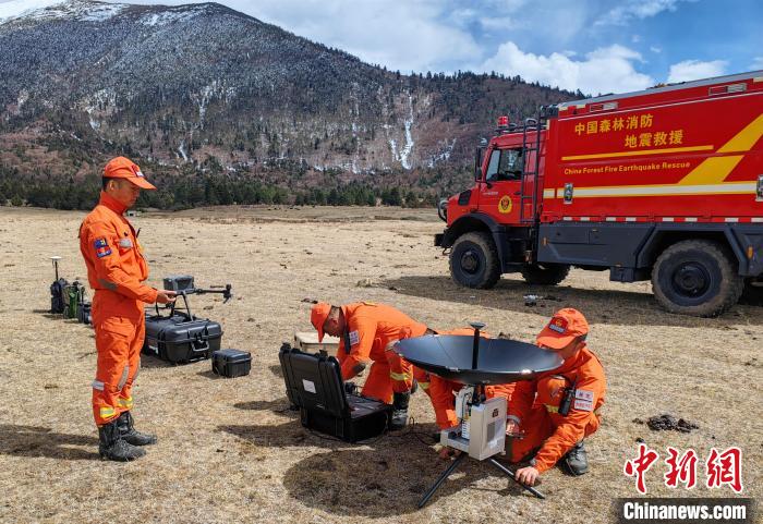 正在進(jìn)行通信通聯(lián)訓(xùn)練?！∥骼@拉翁 攝