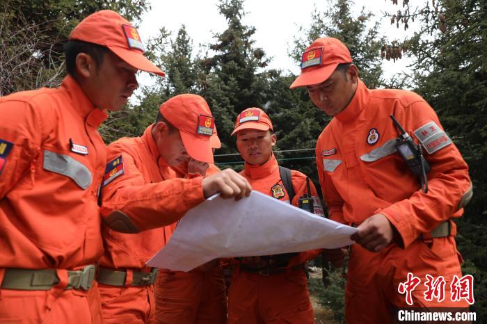 指戰(zhàn)員正在進(jìn)行地形勘察?！∥骼@拉翁 攝