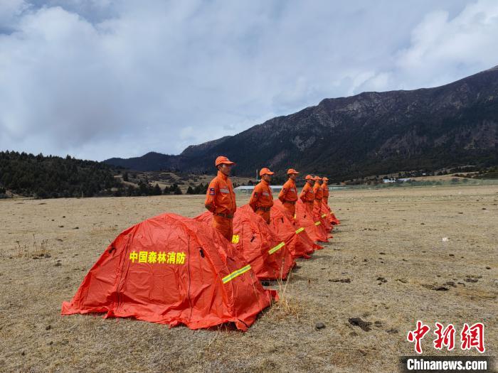 正在進(jìn)行帳篷搭設(shè)。　西繞拉翁 攝