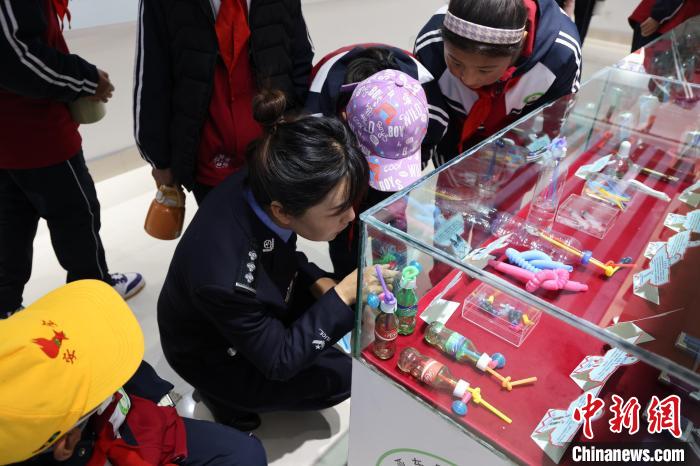 圖為亞東邊檢站民警為駐地小學(xué)生開展禁毒教育?！『?攝