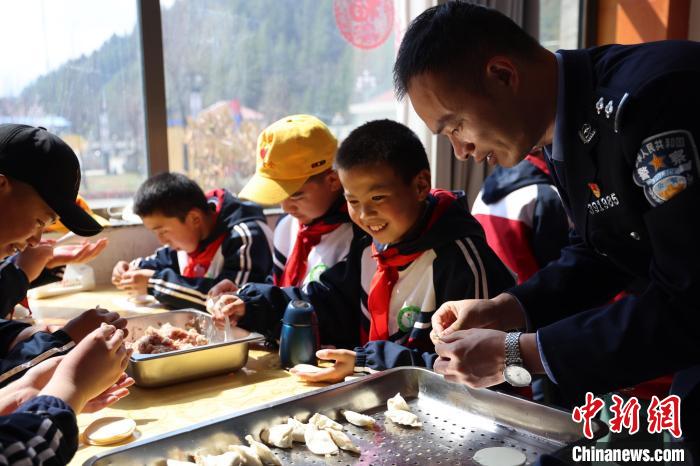 圖為亞東邊檢站民警與駐地小學(xué)生其樂融融包餃子?！『?攝