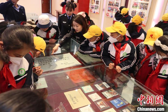 圖為亞東邊檢站民警為駐地小學(xué)生講解該站榮譽(yù)發(fā)展史?！『?攝