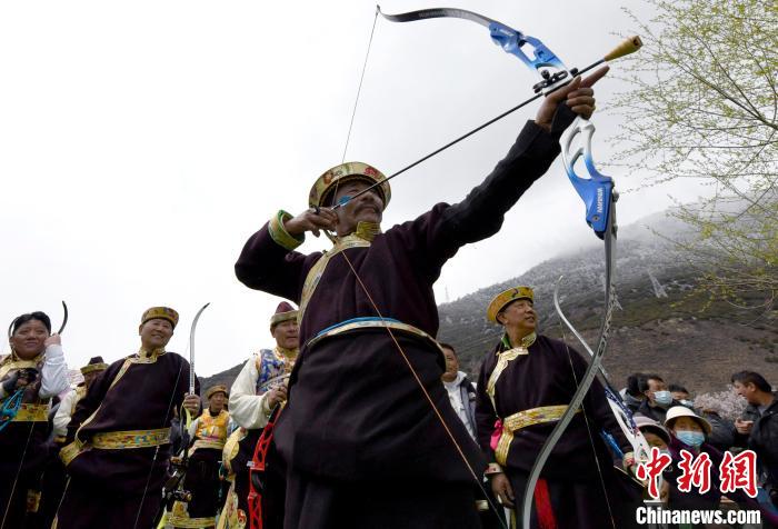 3月28日，選手參加響箭比賽?！±盍?攝