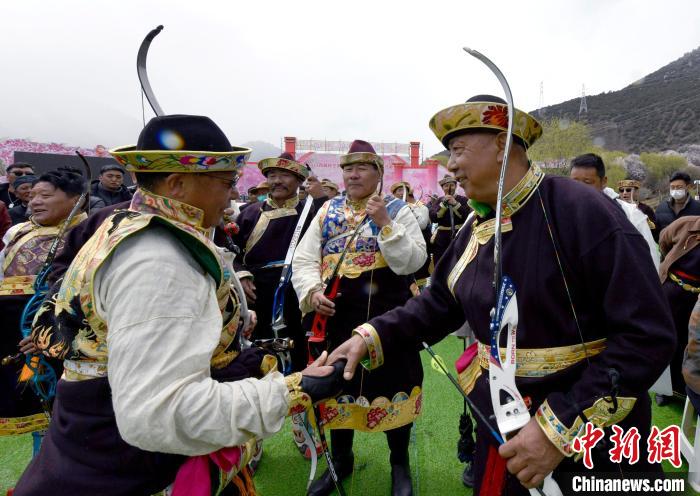 3月28日，選手射中靶心后慶祝?！±盍?攝