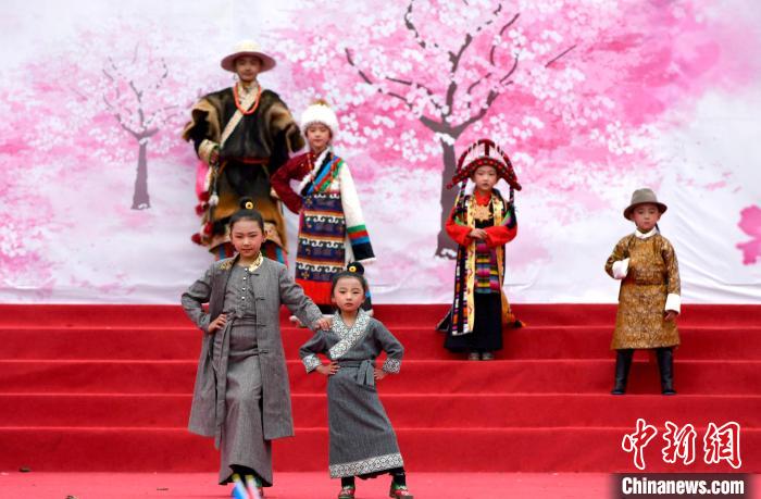 3月28日，西藏林芝第二十屆桃花旅游文化節(jié)開幕式上的文藝表演?！±盍?攝