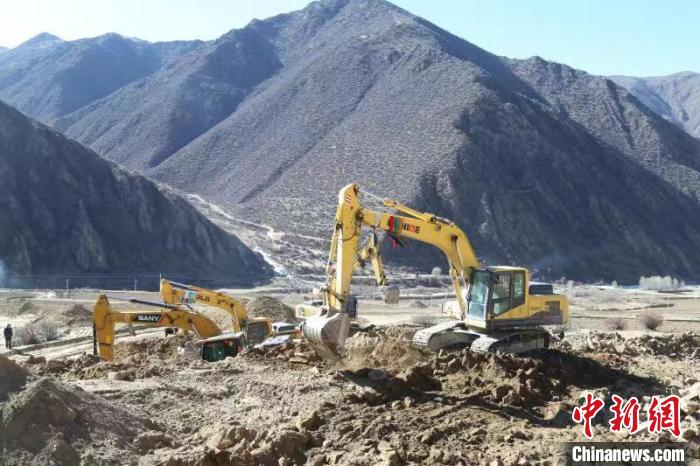 圖為高標(biāo)準(zhǔn)農(nóng)田建設(shè)施工現(xiàn)場(chǎng)?！「裆愔?攝