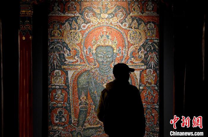 3月31日，觀眾欣賞展覽中的作品?！±盍?攝