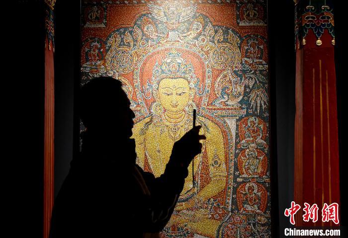 3月31日，觀眾欣賞展覽中的作品?！±盍?攝