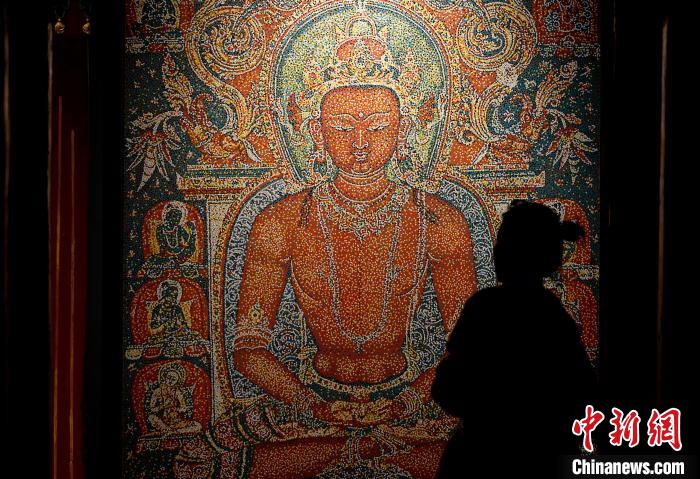 3月31日，觀眾欣賞展覽中的作品。　李林 攝