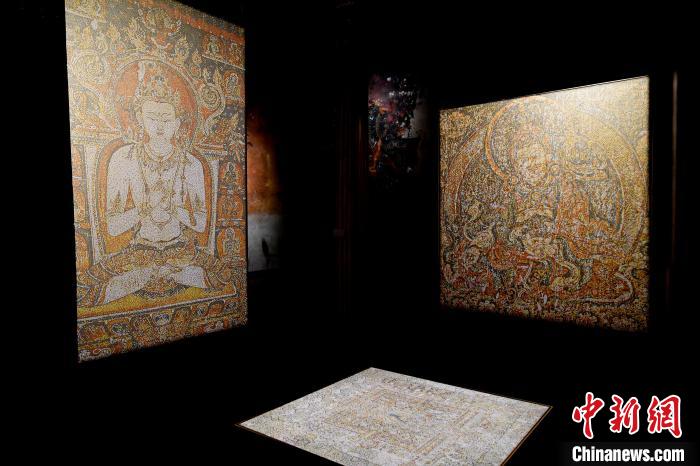 3月31日，觀眾欣賞展覽中的作品。　李林 攝