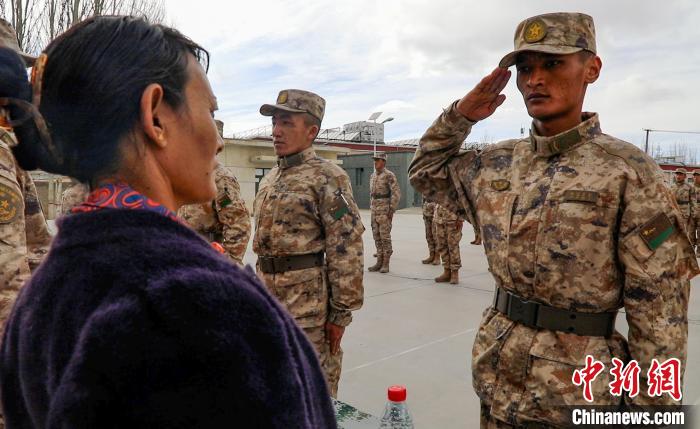 圖為列兵扎西加央向母親敬禮?！詵| 攝