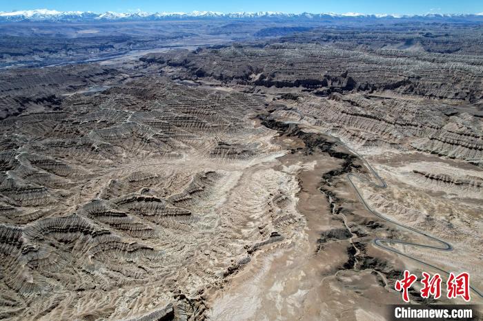 4月5日，西藏阿里札達(dá)土林。(無(wú)人機(jī)照片) 李林 攝