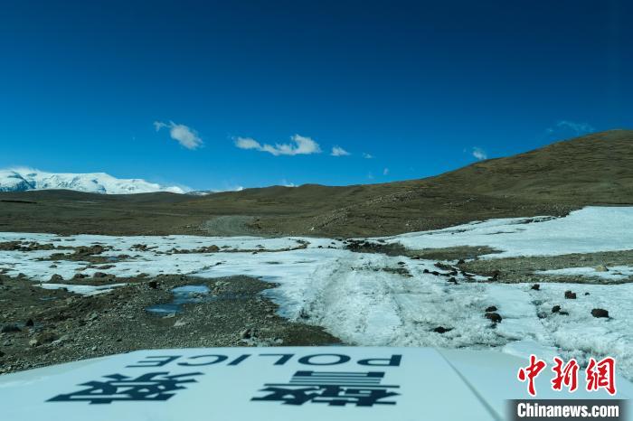 4月5日，普瑪江塘邊境派出所巡邏車通過冰河路段?！〗w波 攝