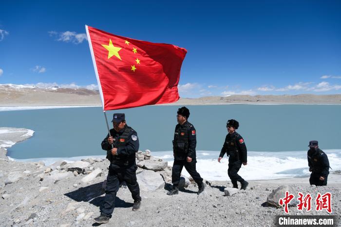 4月5日，普瑪江塘邊境派出所民輔警進行邊境巡邏?！〗w波 攝