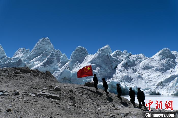 4月5日，普瑪江塘邊境派出所民輔警巡邏至四零冰川附近?！〗w波 攝