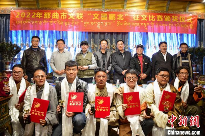 圖為獲獎(jiǎng)人員合影留念?！∝暩聛?lái)松 攝