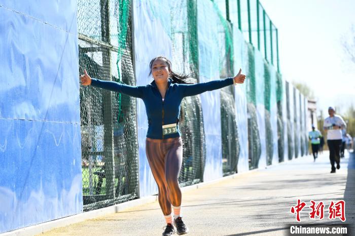 圖為5公里歡樂跑現(xiàn)場?！∝暩聛硭?攝