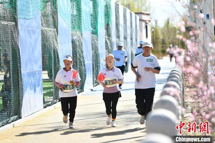 圖為5公里歡樂跑現(xiàn)場?！∝暩聛硭?攝