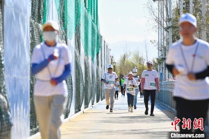 圖為5公里歡樂跑現(xiàn)場?！∝暩聛硭?攝
