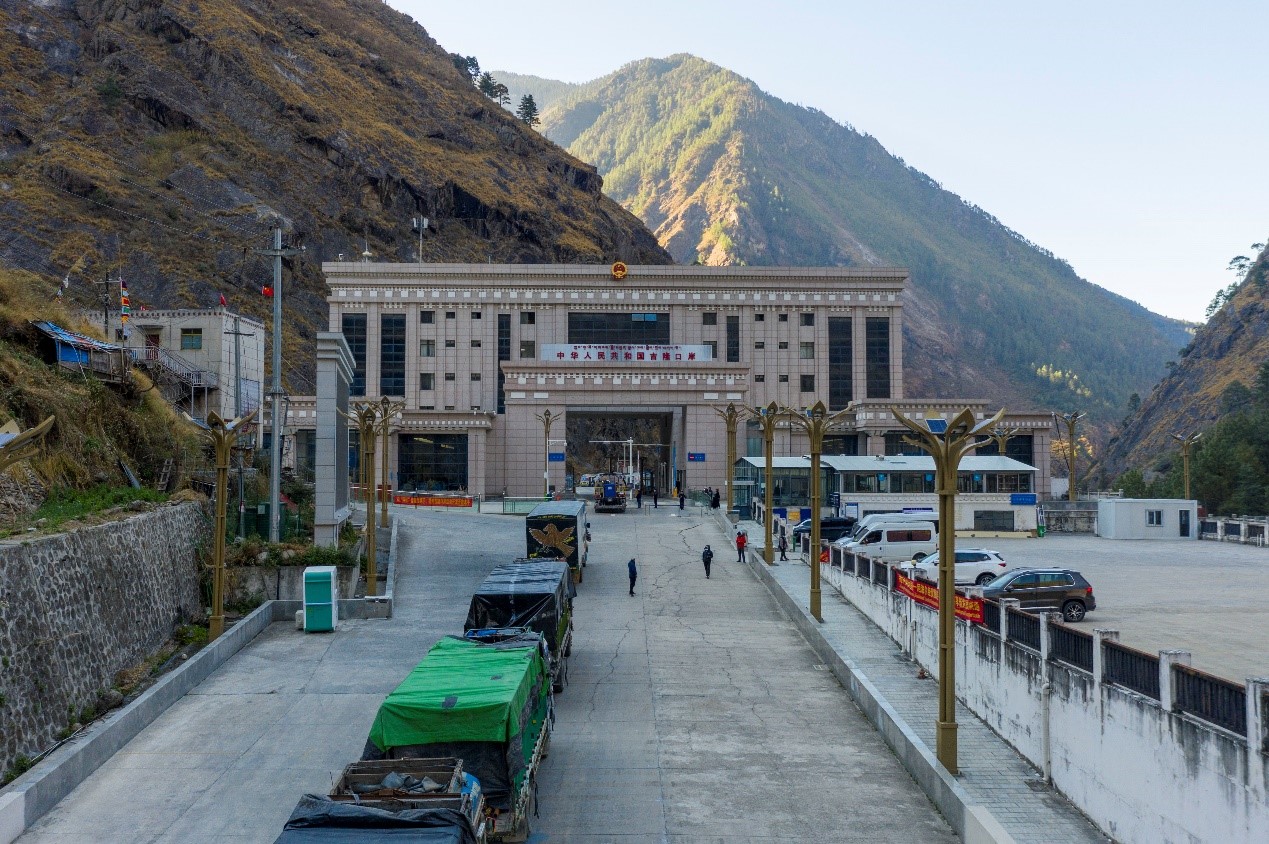 吉隆口岸正在等待出境的車輛。人民網(wǎng)記者 唐宋攝