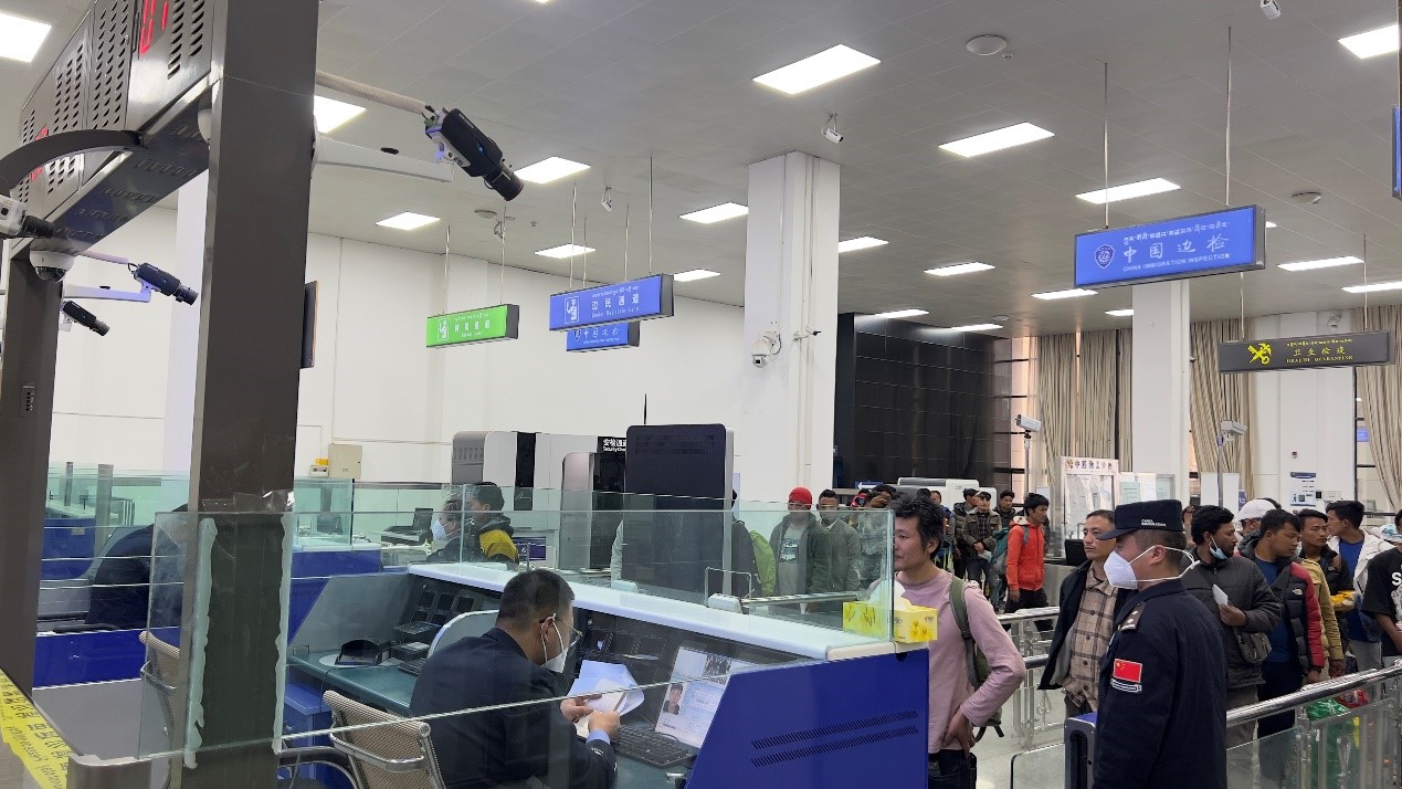 吉隆口岸移民管理警察正在查驗(yàn)護(hù)照。人民網(wǎng)記者 唐宋攝