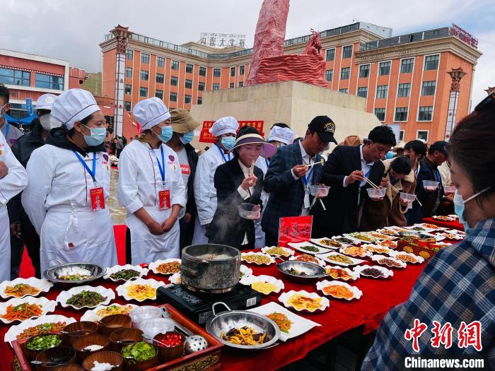 圖為2022年，班戈縣“鄉(xiāng)村振興那曲奮進”廚藝大賽現(xiàn)場。資料圖 那曲市“鄉(xiāng)村振興 那曲奮進”活動辦供圖