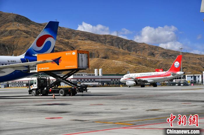 圖為藍(lán)天下的高原機(jī)場?！≈芎?攝