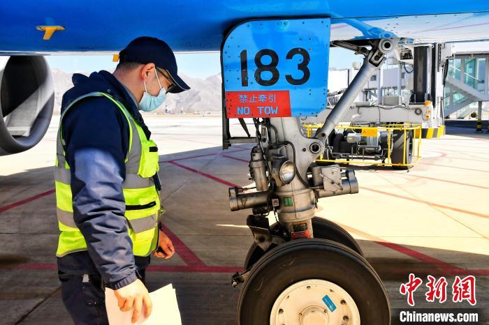 圖為機(jī)場工作人員進(jìn)行相關(guān)檢查?！≈芎?攝