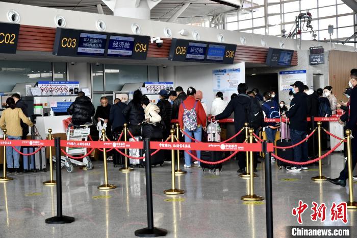 圖為旅客辦理登機(jī)手續(xù)。　周航 攝