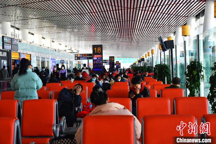 圖為旅客在機(jī)場候機(jī)室等待登機(jī)?！≈芎?攝