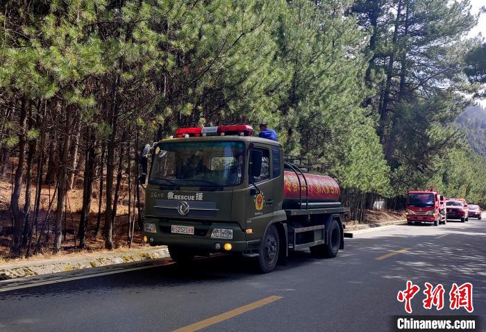 林芝市森林消防支隊(duì)米林中隊(duì)在米林縣一帶開展灑水增濕作業(yè)?！≮w健宇 攝