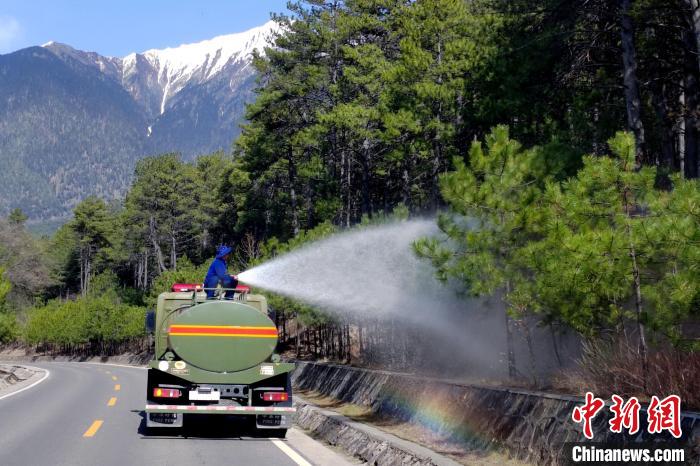 林芝市森林消防支隊(duì)米林中隊(duì)在米林縣一帶開展灑水增濕作業(yè)?！≮w健宇 攝