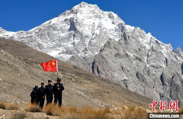 底雅邊境派出所民警夏永軍(右一)在巡邏中?！±盍?攝