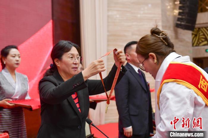 西藏舉辦“西藏十佳醫(yī)生、十佳護士”“西藏健康衛(wèi)士”表彰大會