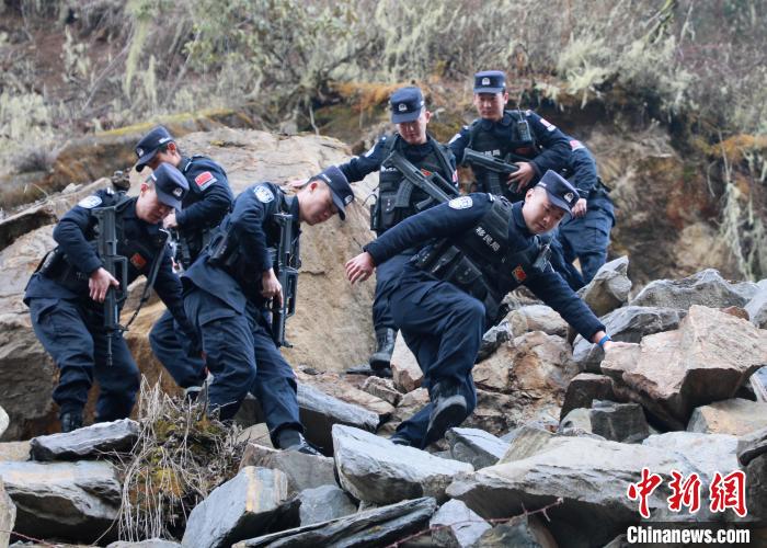 山南邊境管理支隊玉麥邊境派出所民警在邊境巡邏途中穿過亂石區(qū)。　鄭琦山 攝