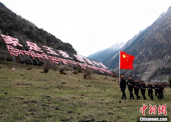 山南邊境管理支隊玉麥邊境派出所民警在轄區(qū)開展巡邏?！∴嶇?攝