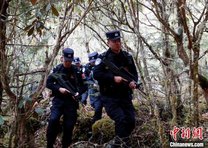 山南邊境管理支隊玉麥邊境派出所民警在邊境原始森林里開展邊境巡邏?！∴嶇?攝