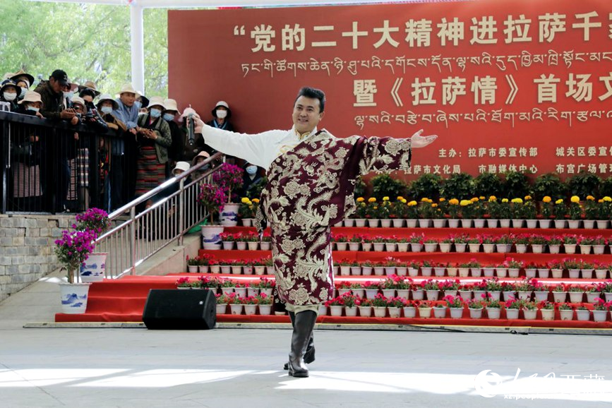 獻(xiàn)唱《夏爾巴》。人民網(wǎng) 次仁羅布攝