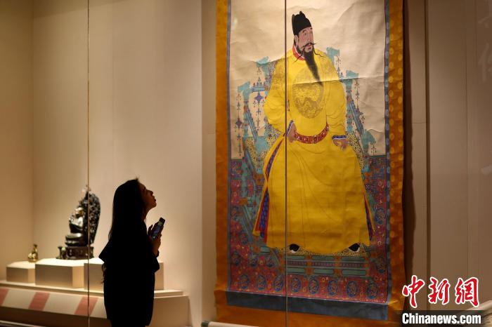 展廳現(xiàn)場的永樂帝畫像唐卡(布達(dá)拉宮藏) 盛佳鵬 攝