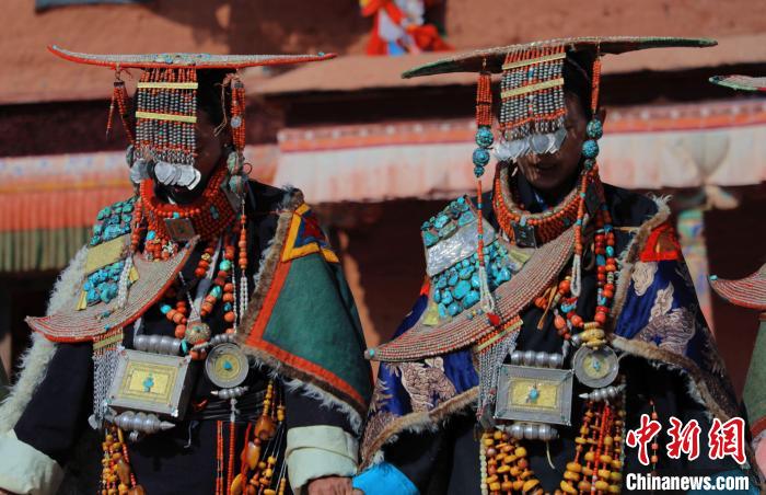 圖為參展攝影師拍攝的西藏阿里普蘭飛天服飾?！≈鬓k方 供圖