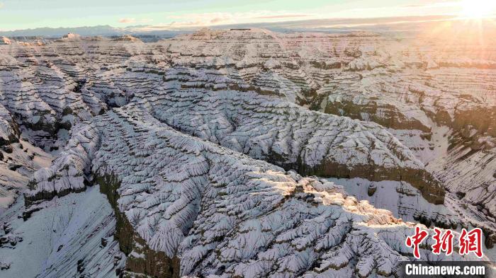 圖為參展攝影師拍攝的西藏阿里札達(dá)土林雪后風(fēng)光?！≈鬓k方 供圖