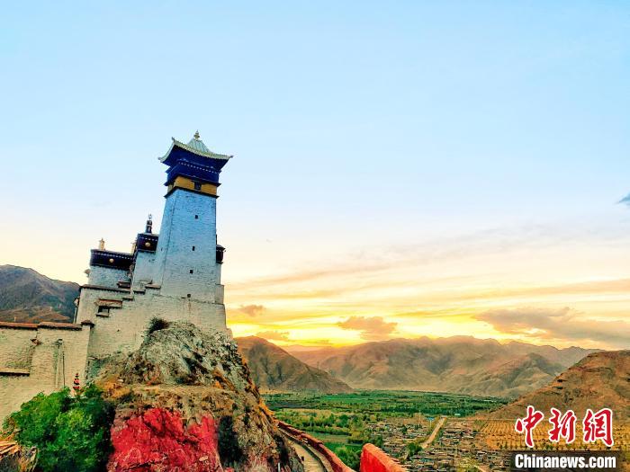 圖為西藏第一座宮殿——山南雍布拉康?！埼?攝