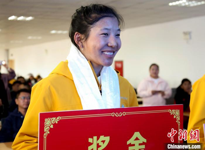 玉珍拉姆上臺領獎?！∝暣_ 攝